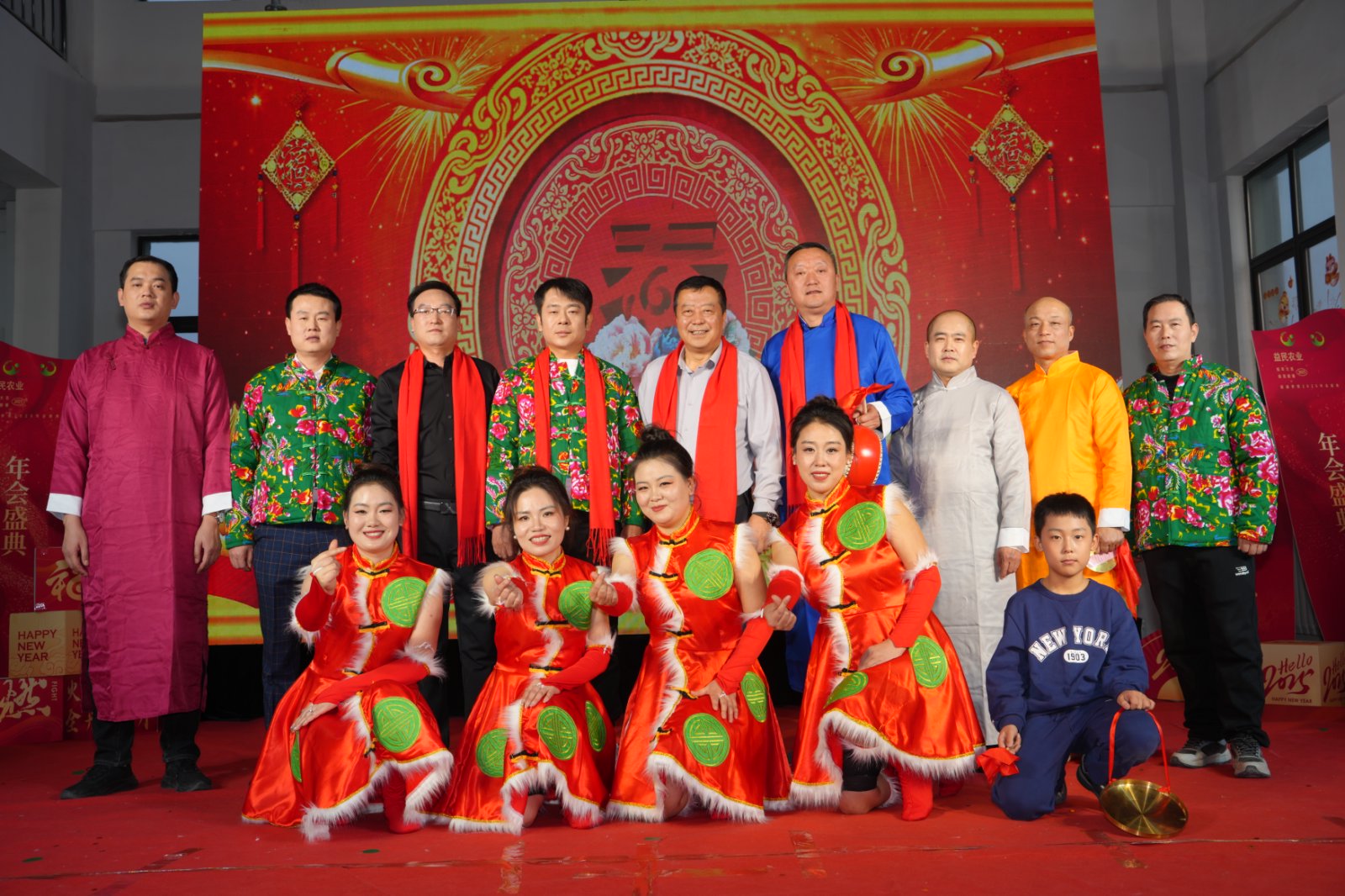 璀璨燈火照亮奮斗征程，歡聲笑語(yǔ)鐫刻難忘瞬間！